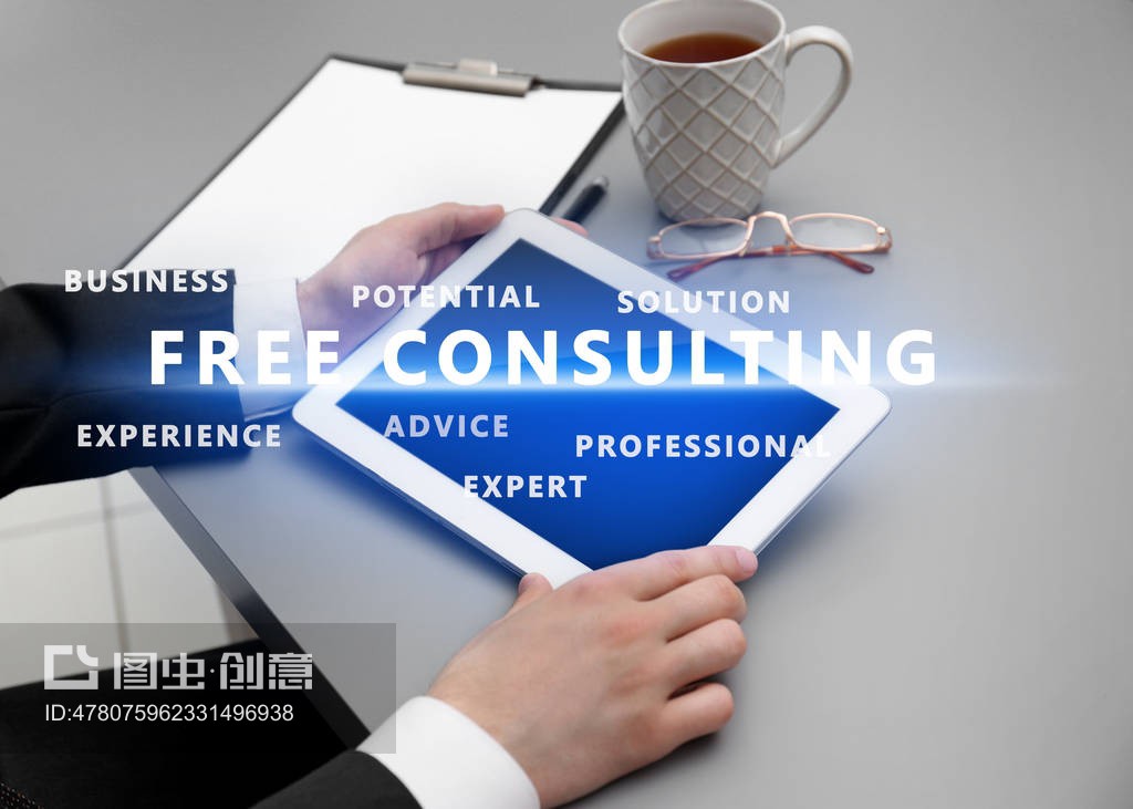 办公室用平板电脑工作的人。咨询服务理念Man working with tablet in office. Consulting service concept